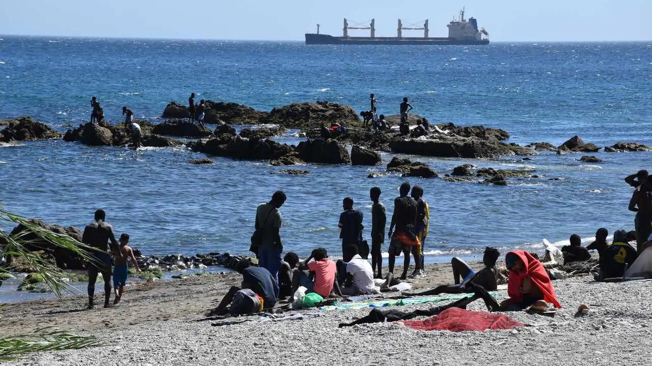 Varias personas en la playa del Trampol&iacute;n, a 5 de agosto de 2026, en Ceuta (Espa&ntilde;a). 