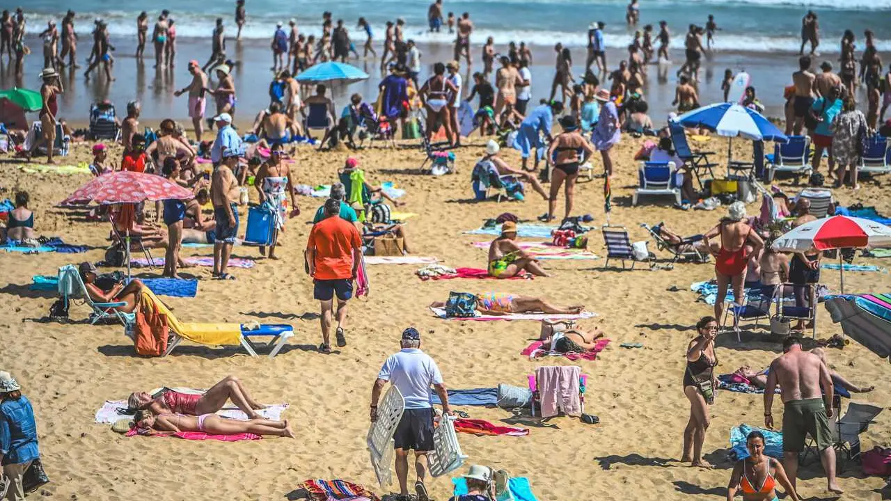Archivo - Primera playa de El Sardinero, a 10 de agosto de 2025, en Santander, Cantabria (Espa&ntilde;a).