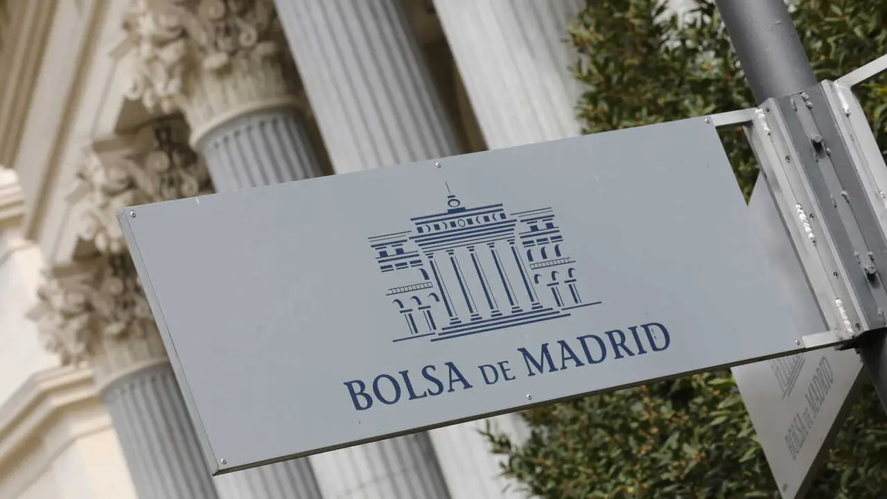 Archivo - Cartel colocado en las inmediaciones del edificio de La Bolsa de Madrid (Espa&ntilde;a)
