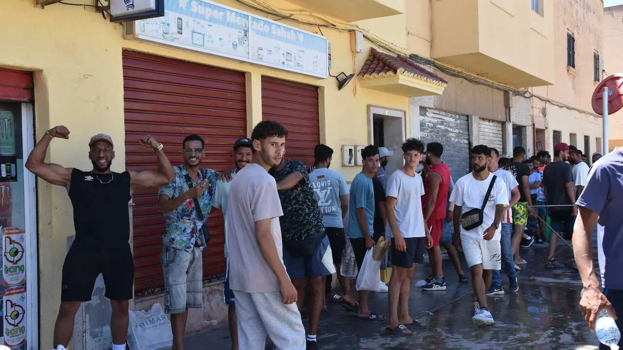 Varias personas hacen cola en un punto de atenci&oacute;n humanitaria, a 5 de agosto de 2026, en Ceuta (Espa&ntilde;a). Varias personas y agentes sociales, se han reunido en sedes y casas donde reparten comida, ropa y otros productos y dejan ducharse a las personas mig