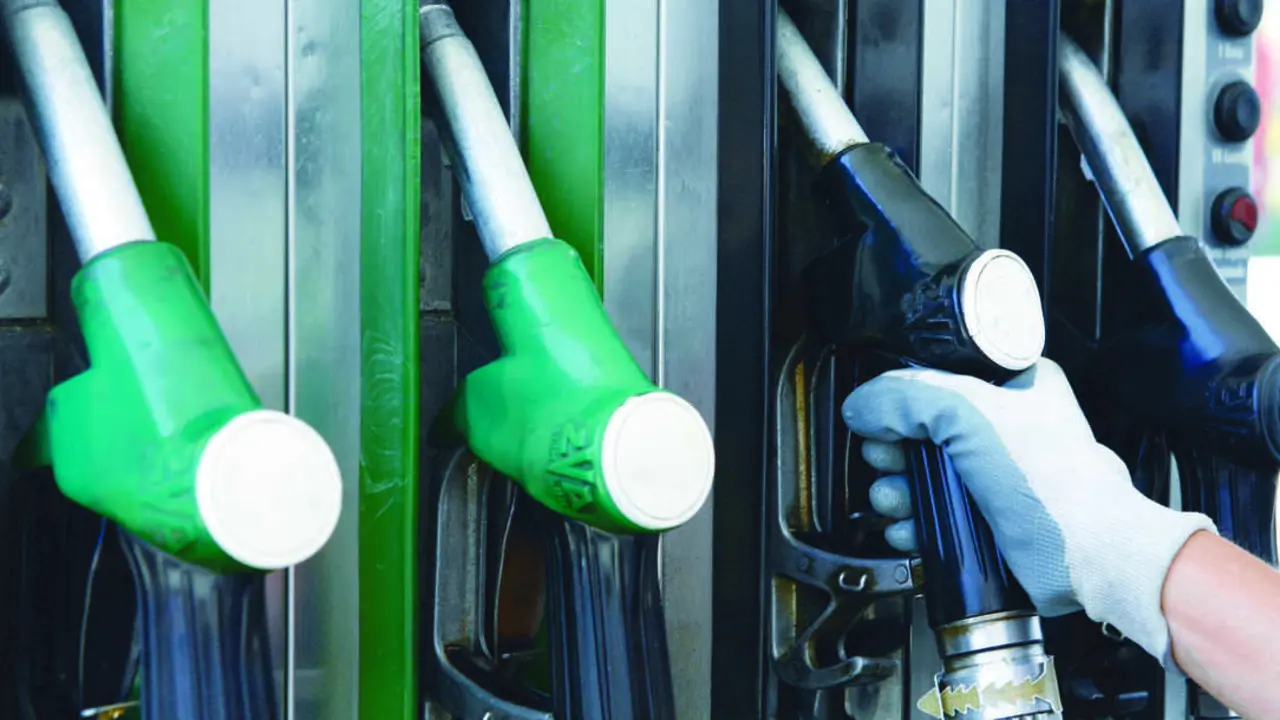 Archivo - Surtidores en una gasolinera