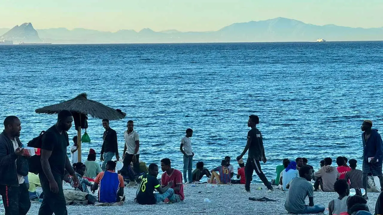 Varios migrantes en la playa del Trampol&iacute;n, a 3 de agosto de 2026, en Ceuta (Espa&ntilde;a).