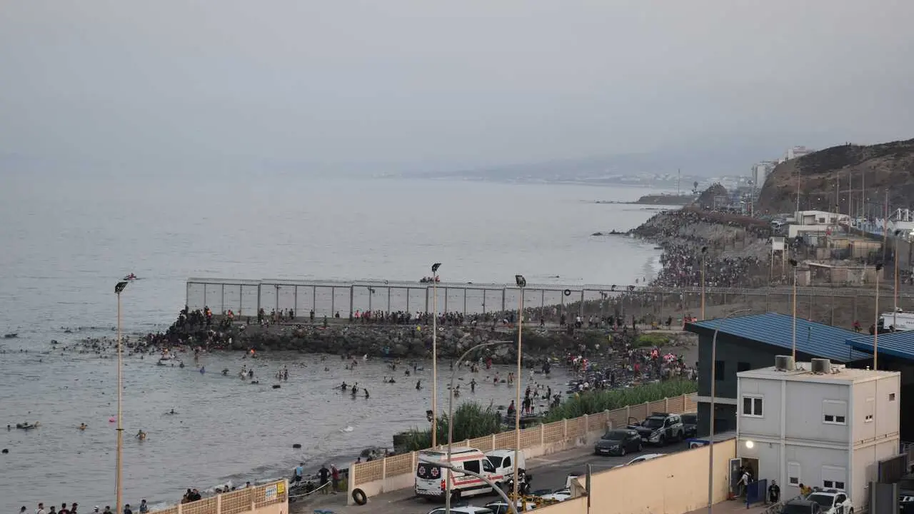 Varias personas llegan a Espa&ntilde;a desde Marruecos, a 30 de julio de 2026, en Ceuta (Espa&ntilde;a).