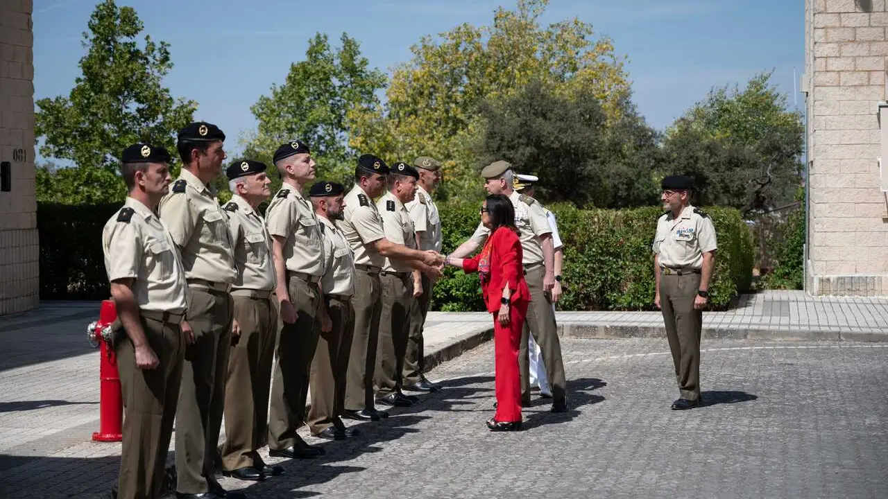 La ministra de Defensa, Margarita Robles (c), durante un acto institucional y militar, a 13 de julio de 2026, en B&oacute;toa, Extremadura (Espa&ntilde;a), en una visita de inspecci&oacute;n a las instalaciones de la Brigada &lsquo;Extremadura&rsquo; XI en la Base General Menacho.