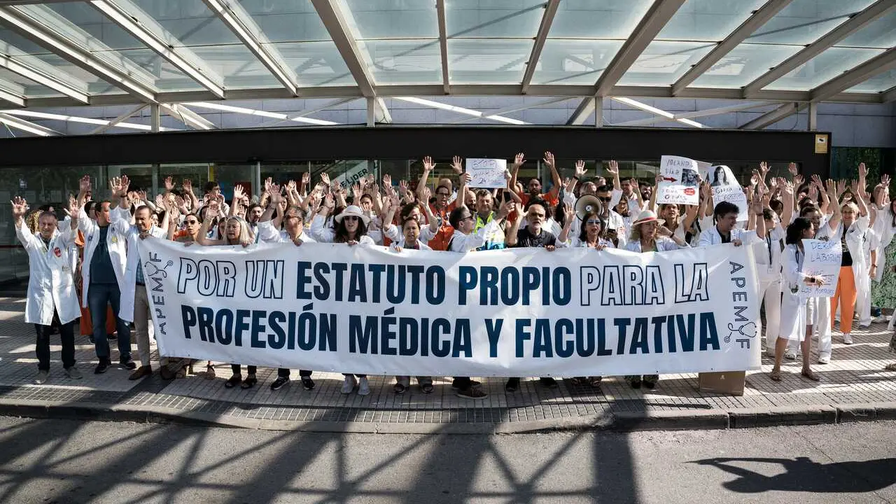 Archivo - M&eacute;dicos y facultativos durante una concentraci&oacute;n frente al Hospital Puerta de Hierro, a 17 de junio de 2026, en Majadahonda, Madrid (Espa&ntilde;a).