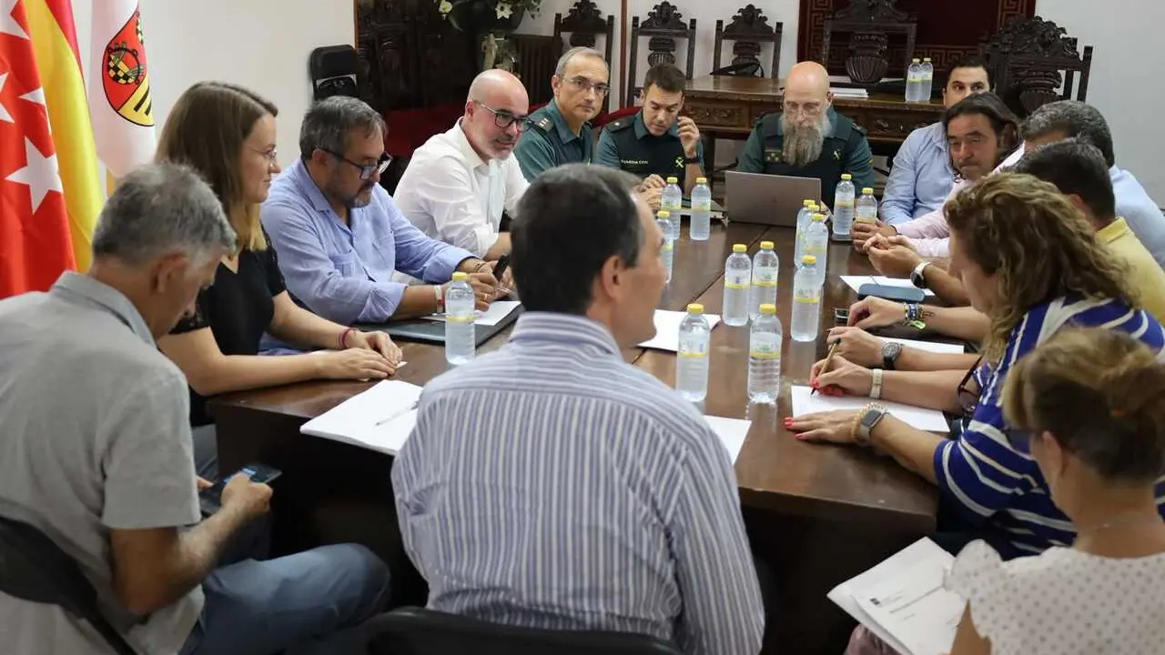 El delegado del Gobierno en Madrid, Francisco Mart&iacute;n, durante una reuni&oacute;n en Cenicientos con alcaldes de municipios afectados por el incendio forestal de la Sierra Oeste