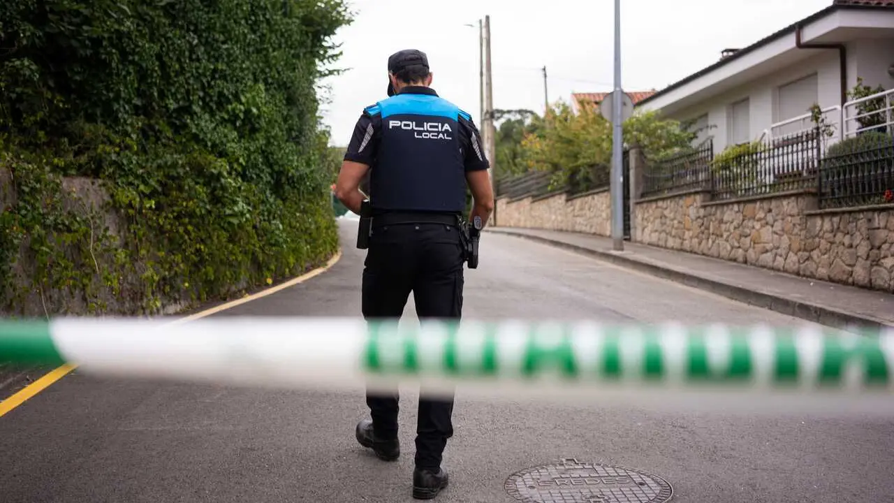 Un polic&iacute;a municipal vigila un cord&oacute;n policial, a 5 de agosto de 2026, en Llanes, Asturias (Espa&ntilde;a), agente de la Guardia Civil de Llanes ha fallecido este mi&eacute;rcoles tras ser disparada por su expareja.