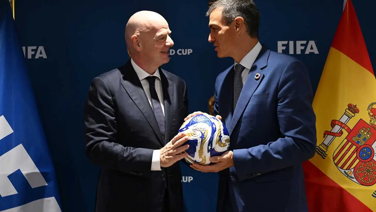 Archivo - El presidente del Gobierno, Pedro S&aacute;nchez, durante un encuentro con el presidente de la FIFA, Gianni Infantino
