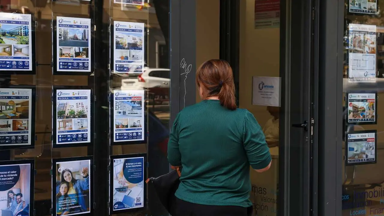 Archivo - Escaparate de una inmobiliaria