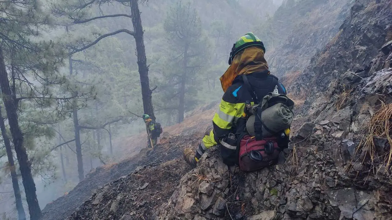 Archivo - Equipos de la EIRIF del Gobierno de Canarias combatiendo el fuego del conato de incendio forestal de La Palma en la Caldera de Taburiente