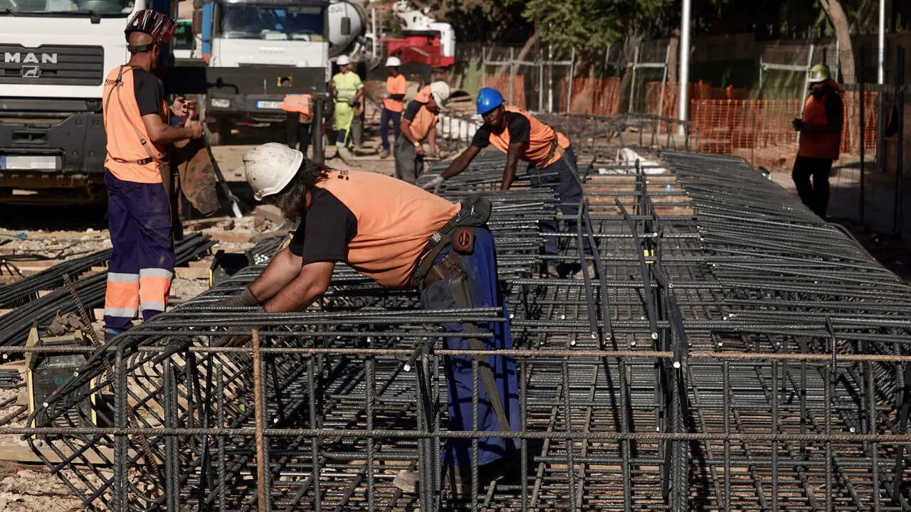 Archivo - Operarios de la construcci&oacute;n trabajando en unas obras