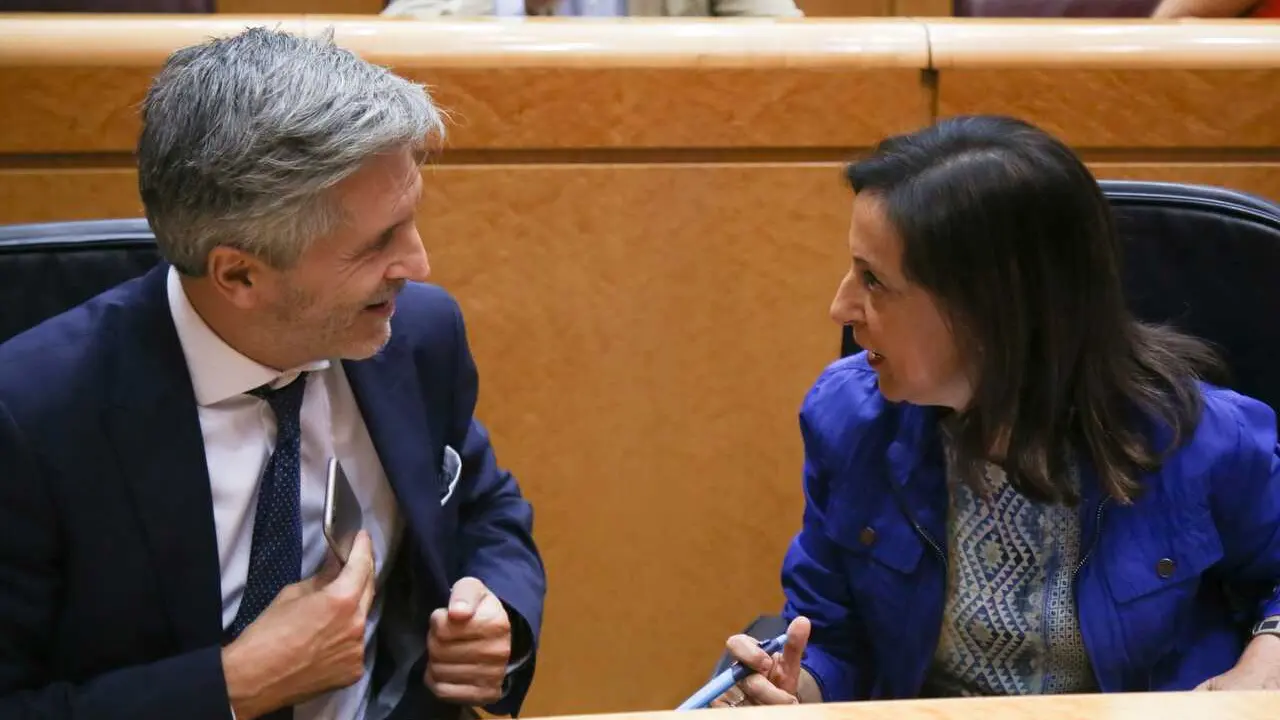 Archivo - El ministro de Interior Fernando Grande- Marlaska y la ministra de Defensa Margarita Robles en la sesi&oacute;n de control al Gobierno en el Senado del 25 de septiembre de 2018
