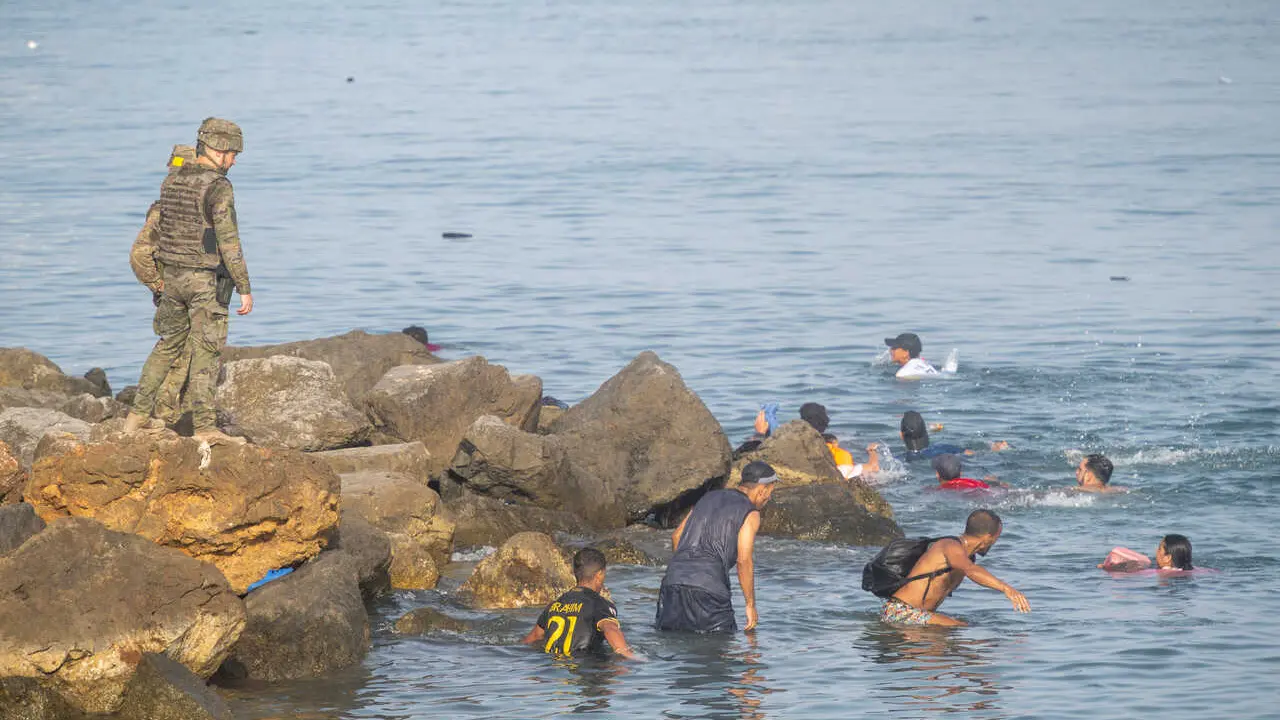 MIlitares vigilando la llegada de migrantes en Ceuta 