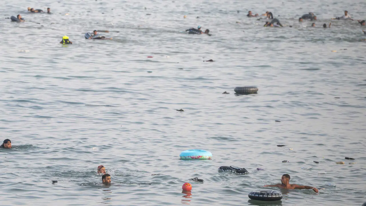 Varios migrantes en el agua tratan de traspasar la frontera entre Ceuta y Marruecos, a 31 de julio de 2026.