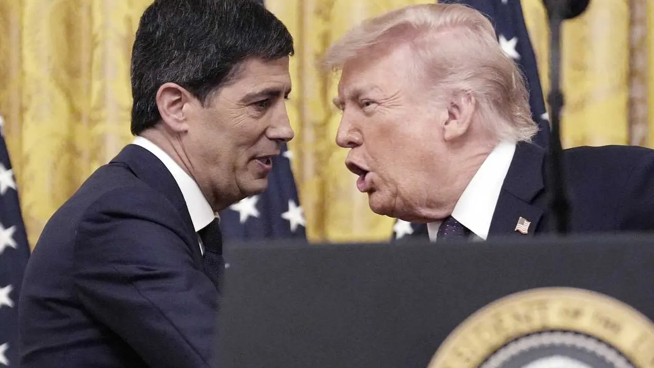 Archivo - May 22, 2026, Washington, District Of Columbia, USA: United States President Donald J Trump, right, shakes hands with Kevin Warsh, Chair of the Board of Governors of the Federal Reserve System after Warsh took the oath of office the East Room of
