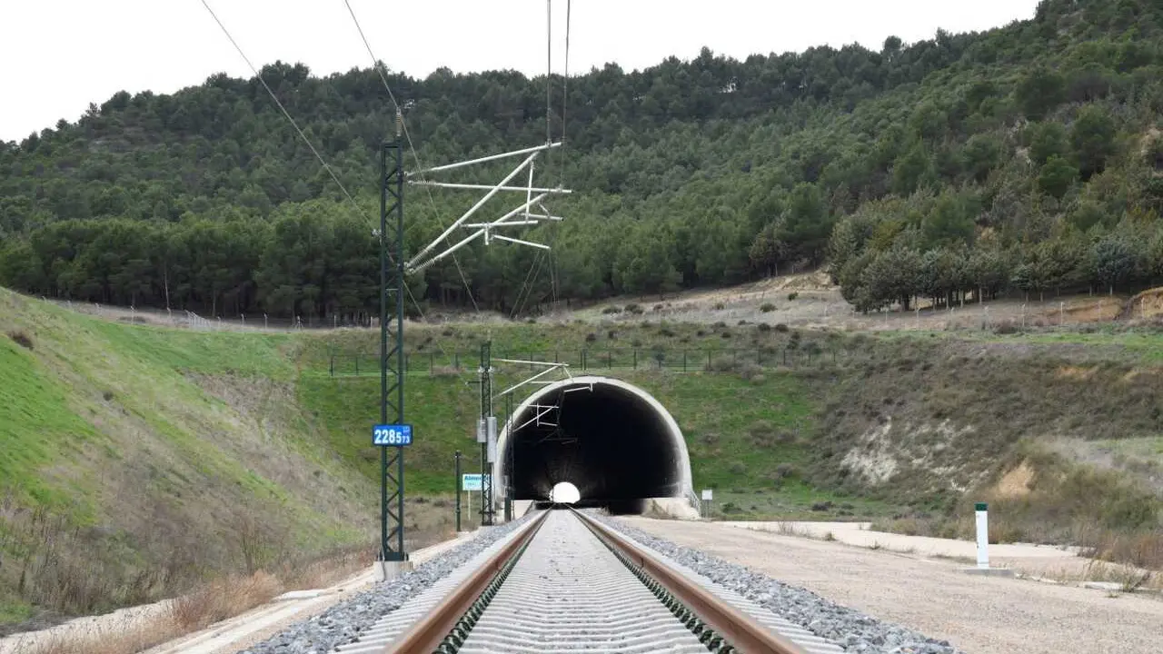 Archivo - T&uacute;nel del Almendro (Palencia).
