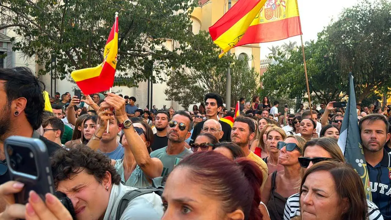 Decenas de personas en una concentraci&oacute;n, a 2 de agosto de 2026, en Ceuta (Espa&ntilde;a).