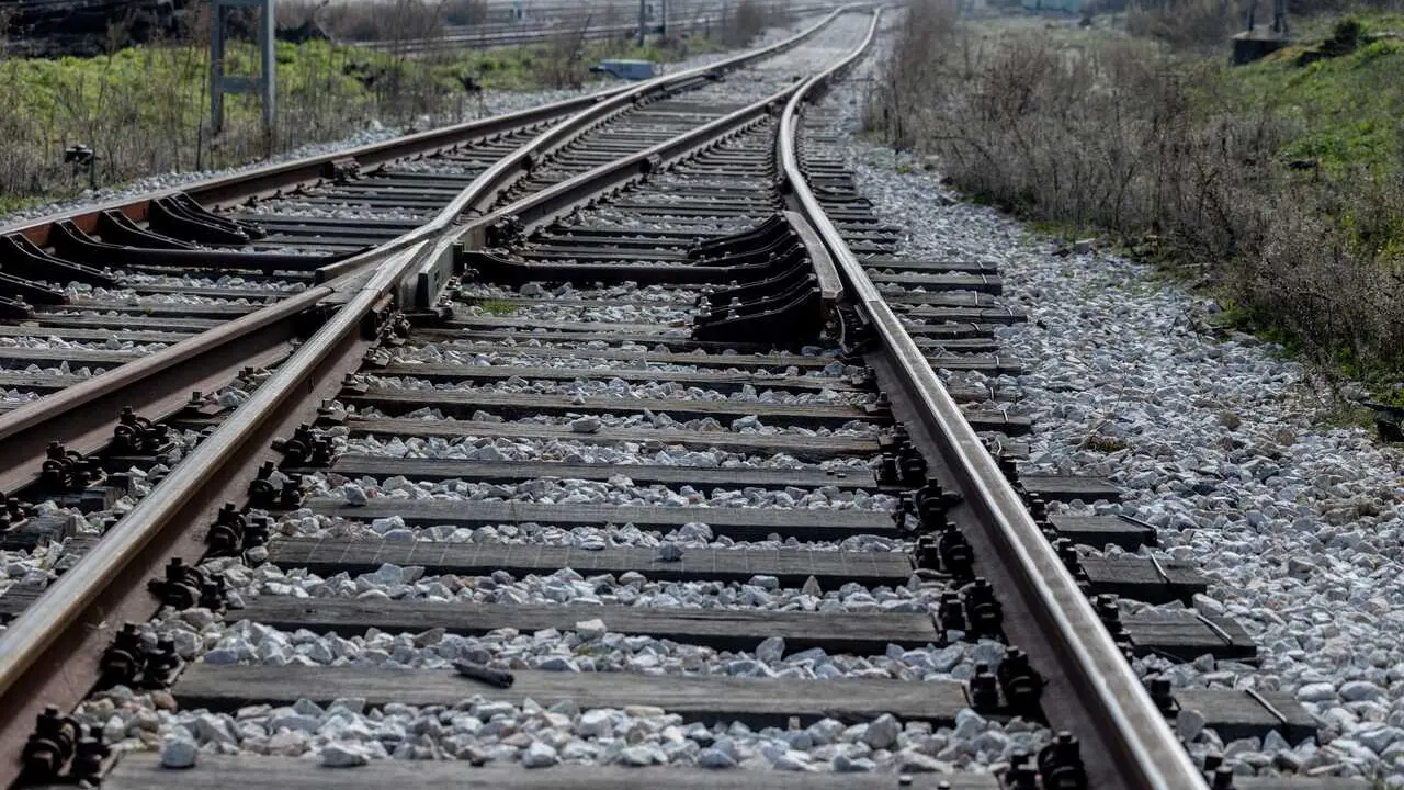 Archivo - V&iacute;as de tren
