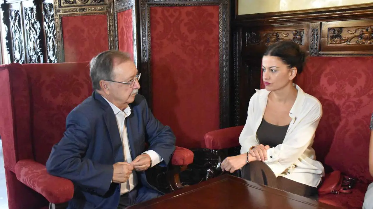 La ministra de Juventud e Infancia, Sira Rego (d), mantiene una reuni&oacute;n con el presidente de la Ciudad Aut&oacute;noma de Ceuta, Juan Jes&uacute;s Vivas (i), en la sede del Ayuntamiento de la ciudad aut&oacute;noma, a 8 de agosto de 2026, en Ceuta (Espa&ntilde;a).