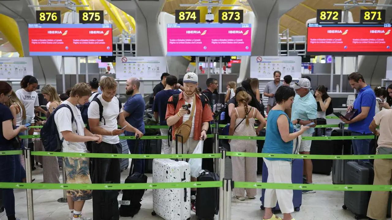 Pasajeros en el aeropuerto Adolfo Su&aacute;rez Madrid-Barajas durante la segunda operaci&oacute;n salida del verano, a 17 de julio de 2026, en Madrid (Espa&ntilde;a).