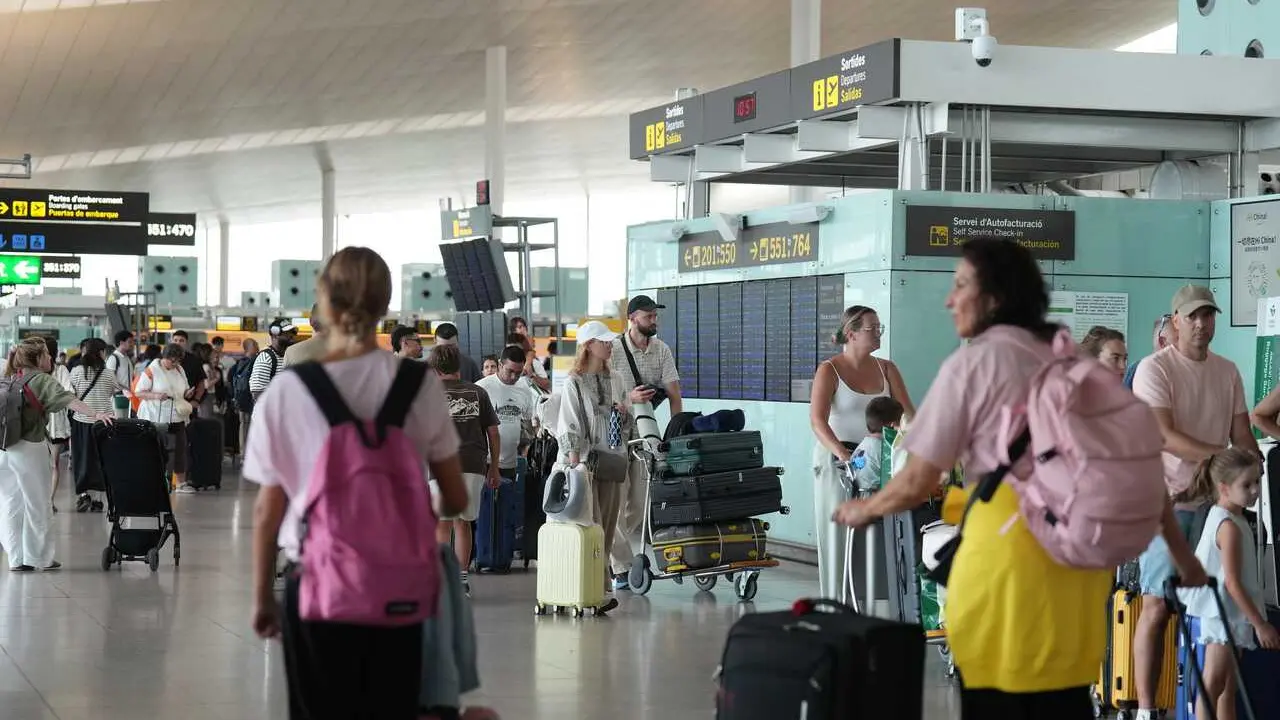 Decenas de personas en colas ocasionadas por la huelga de trabajadores de  handling, en el Aeropuerto Josep Tarradellas Barcelona-El Prat, a 4 de agosto de 2026 en Barcelona, Catalunya (Espa&ntilde;a). El sindicato CGT ha convocado una huelga indefinida en la em
