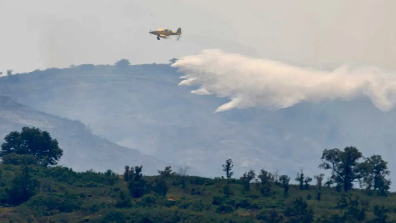 Un avi&oacute;n durante las labores de extinci&oacute;n de un incendio forestal, a 8 de agosto de 2026, en T&iacute;rig, Castell&oacute;n, Comunidad Valenciana (Espa&ntilde;a). 