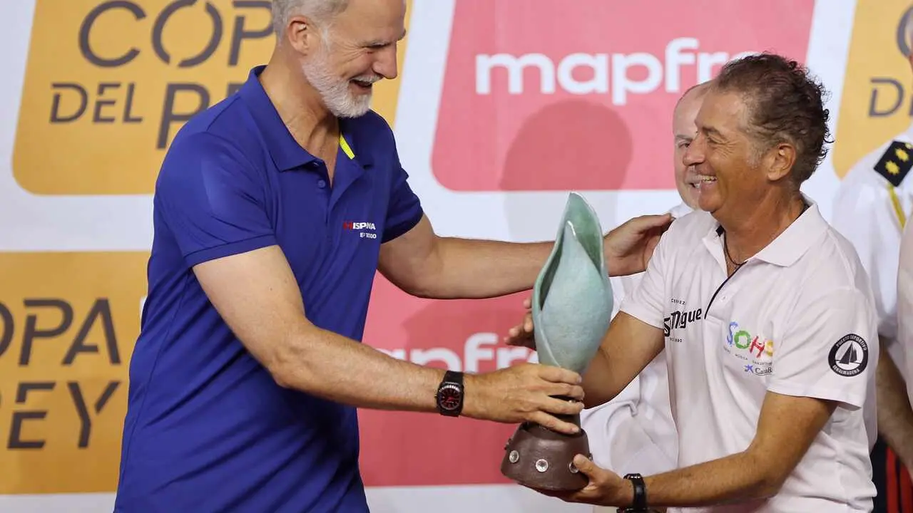 El Rey Felipe VI junto a Javier Banderas durante la entrega de premios de la 44&ordf; Copa del Rey de Vela Mapfre en el Palacio de La Almudaina, a 8 de agosto de 2026, en Palma de Mallorca (Islas Baleares, Espa&ntilde;a). Se trata de unas de las regatas m&aacute;s importantes del Mediterr&aacute;neo, que ha cumplido las previsiones de participaci&oacute;n, conformando seis clases altamente competitivas y superando ya el centenario de equipos inscritos, que representan a cerca de una veintena de pa&iacute;ses, con casi un millar de regatistas en una competici&oacute;n que comienza el martes 4 y termina el s&aacute;bado 8 de agosto.

Ra&uacute;l Terrel / Europa Press
PREMIOS;REGATAS;VELA;BARCOS
08/8/2026