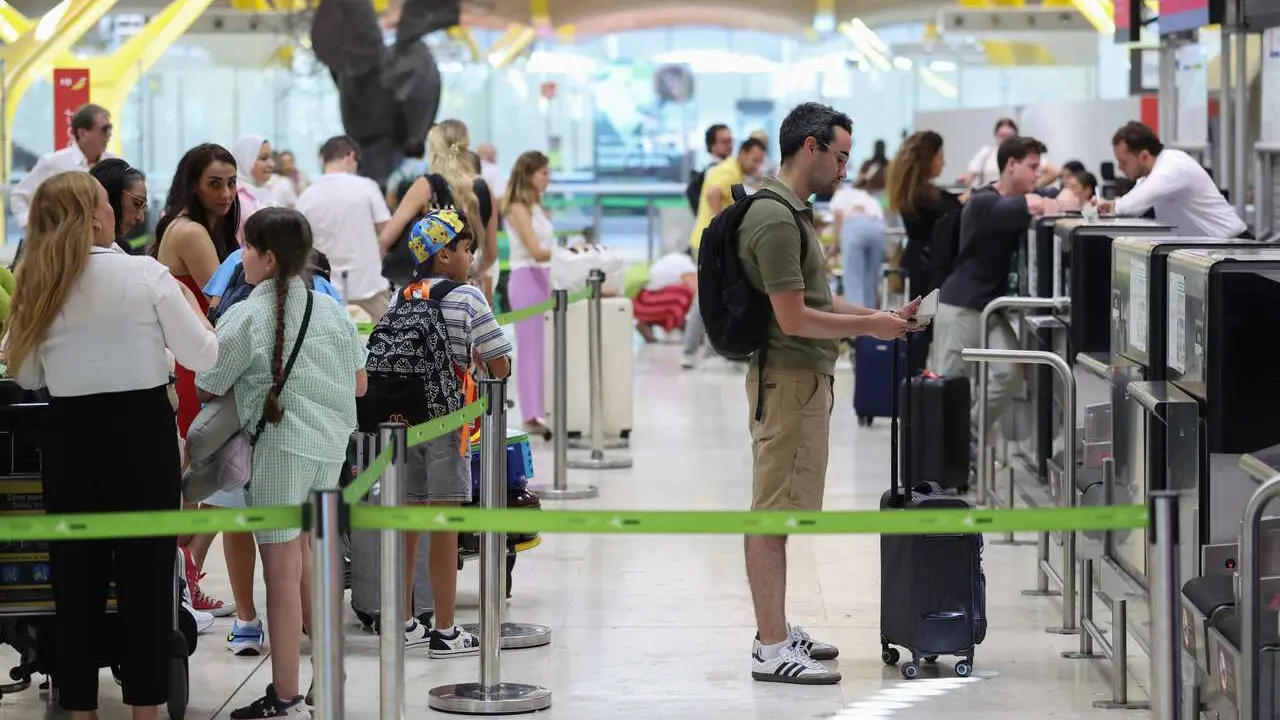 Archivo - Viajeros en el Aeropuerto Adolfo Su&aacute;rez Madrid-Barajas, a 3 de julio de 2026, en Madrid (Espa&ntilde;a).