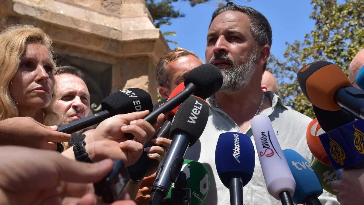 El presidente de VOX, Santiago Abascal, atiende a los medios, en la plaza de &Aacute;frica, a 2 de agosto de 2026, en Ceuta (Espa&ntilde;a). El presidente de VOX se encuentra en Ceuta para abordar las consecuencias de la crisis migratoria.