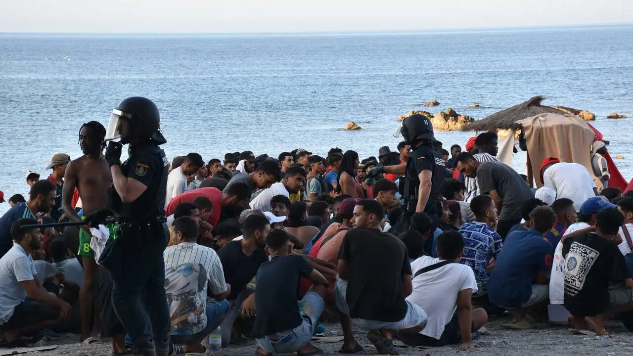 Cientos de personas migrantes en Ceuta