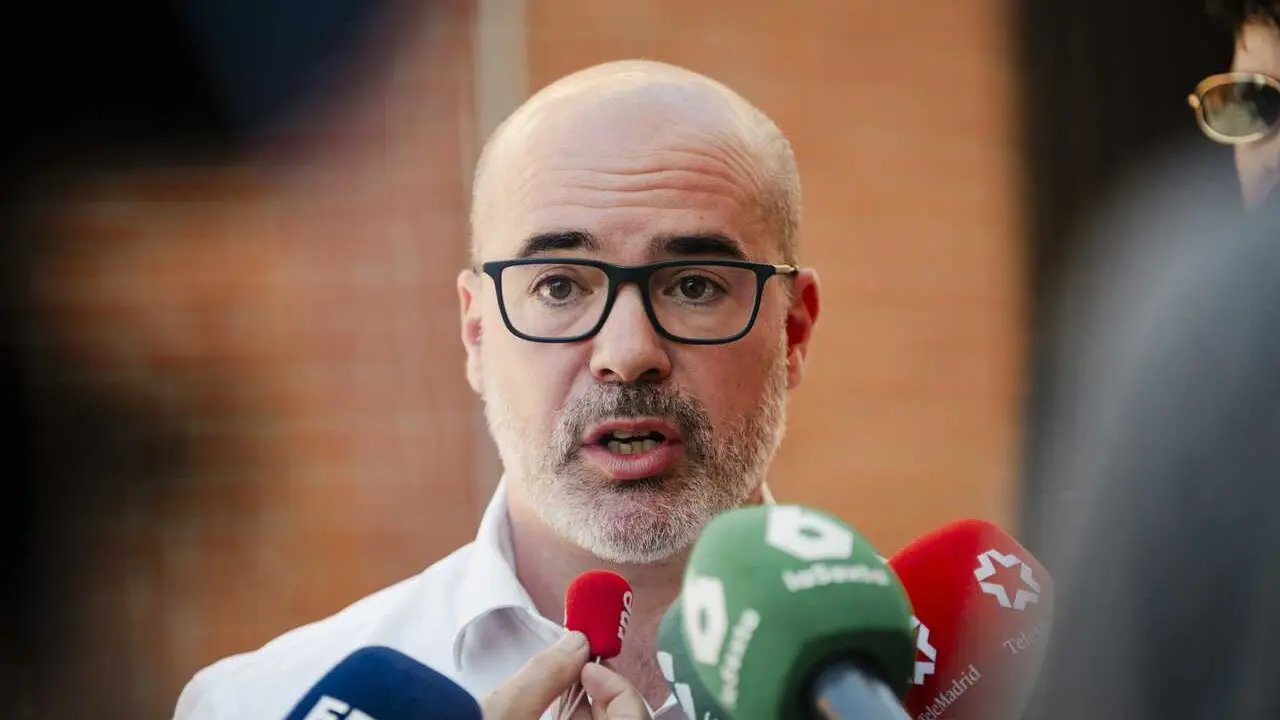 El delegado del Gobierno de Espa&ntilde;a en la Comunidad de Madrid, Francisco Mart&iacute;n, ofrece declaraciones a los medios tras reunirse con los alcaldes de los municipios afectados por los incendios, a 6 de agosto de 2026, en Madrid (Espa&ntilde;a). El delegado de gobie