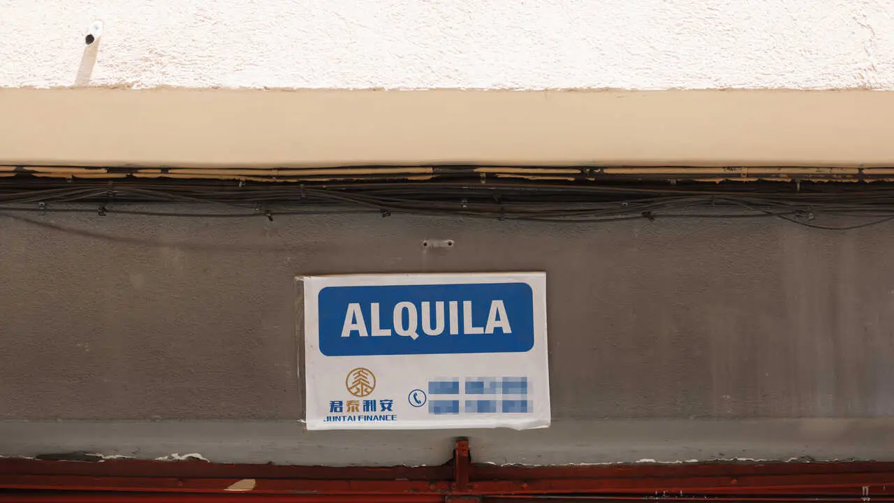 Archivo - Un cartel de 'Se Alquila'.