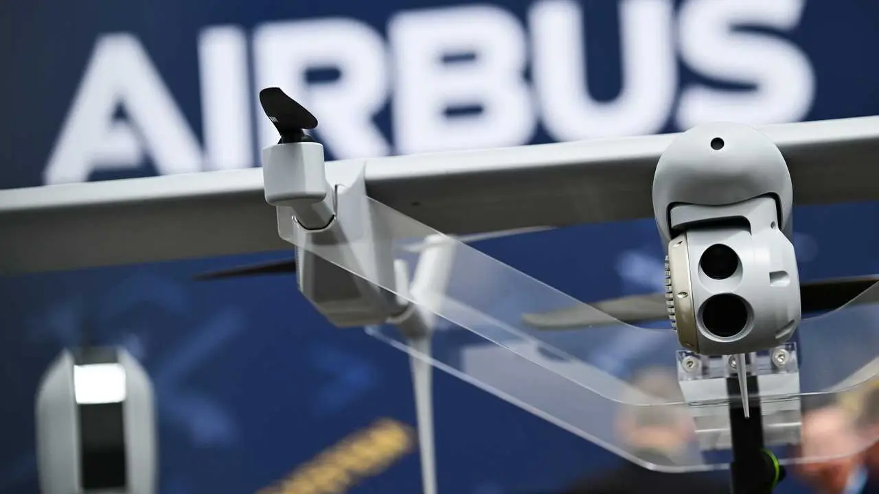 Archivo - FILED - 12 June 2026, Brandenburg, Schoenefeld: The 'Airbus' logo can be seen behind a drone at the Berlin ExpoCenter Airport during the International Aerospace Exhibition (ILA). Photo: Sebastian Christoph Gollnow/dpa