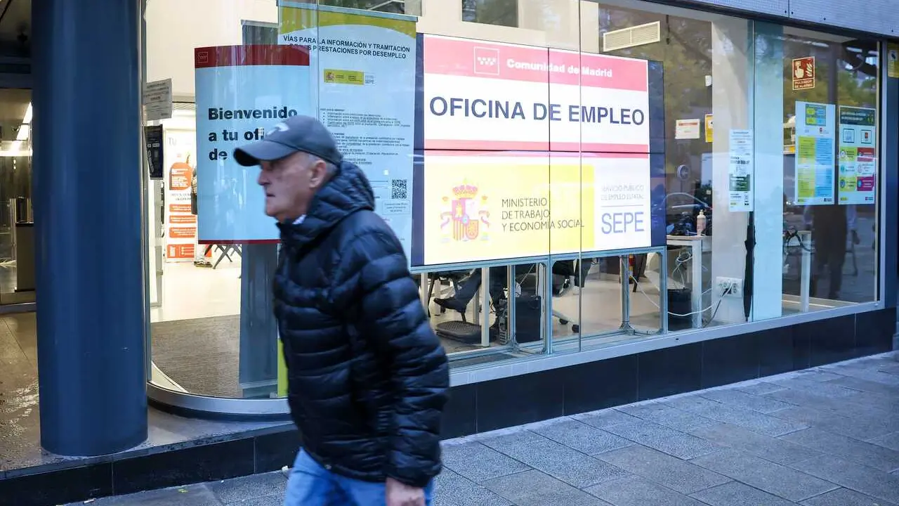 Archivo - Fachada de una oficina de empleo en Madrid