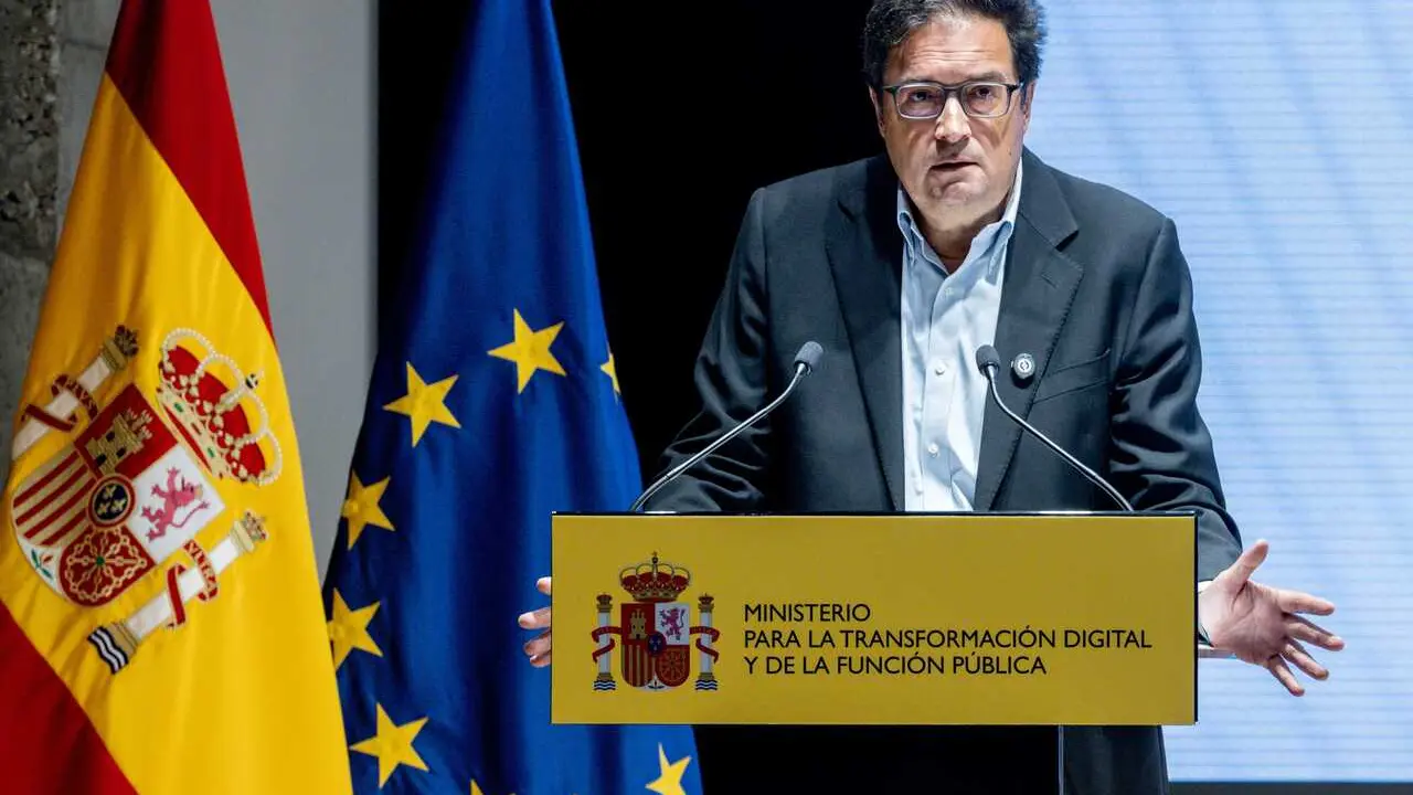 El ministro para la Transformaci&oacute;n Digital y de la Funci&oacute;n P&uacute;blica, &Oacute;scar L&oacute;pez, presenta un avance de las consultas que la ciudadan&iacute;a ha realizado entre enero y junio de este a&ntilde;o al servicio 017 &lsquo;Tu ayuda en Ciberseguridad&rsquo;, en el Ministerio para la Tran