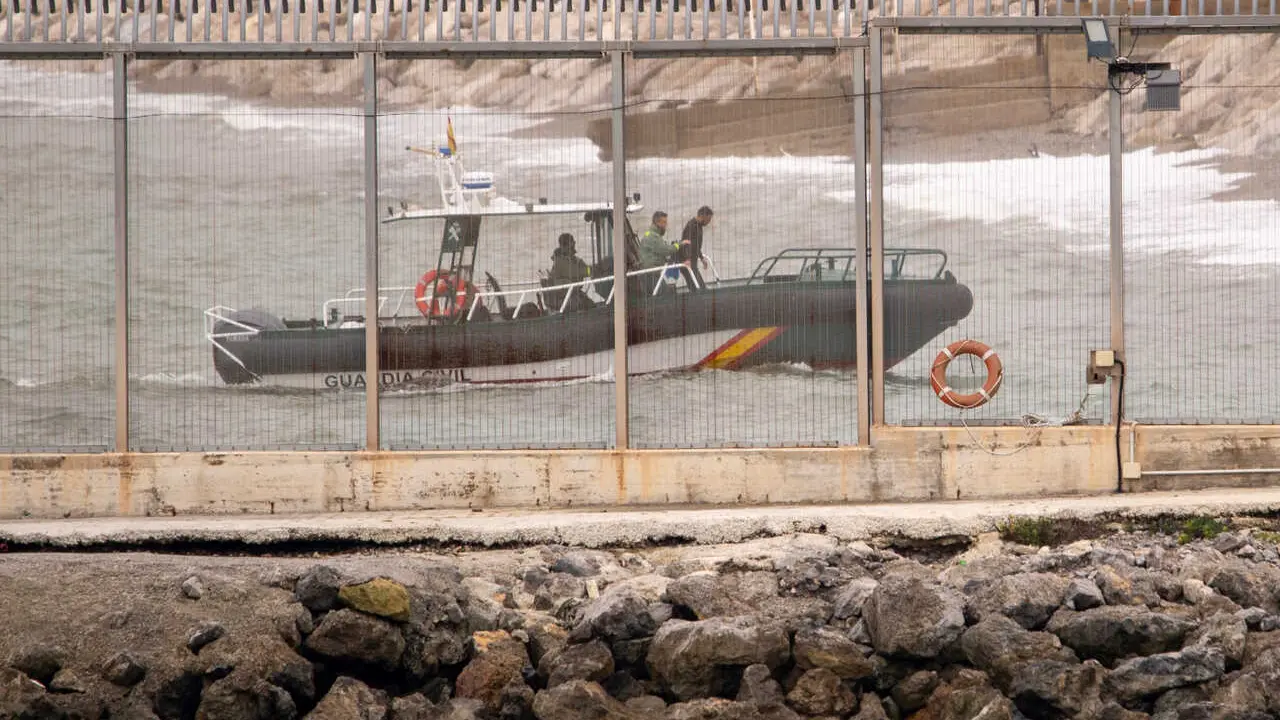 Archivo - Una patrulla del Servicio Mar&iacute;timo de la Guardia Civil rescata a un migrante avistado frente a la playa del Tarajal, a 2 de enero de 2026, en Ceuta (Espa&ntilde;a). El hombre, ataviado con un neopreno se encontraba a unas tres millas de distancia cuand