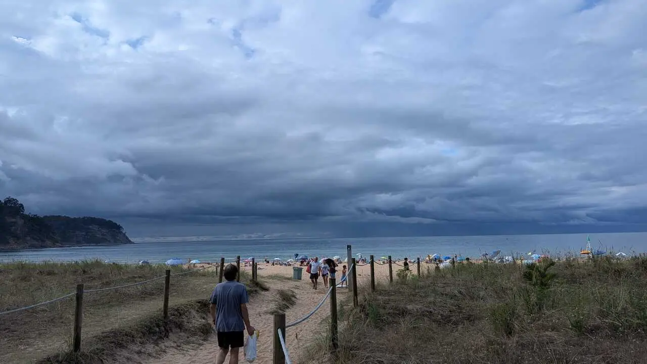 Playa con nubes en Asturias, turismo