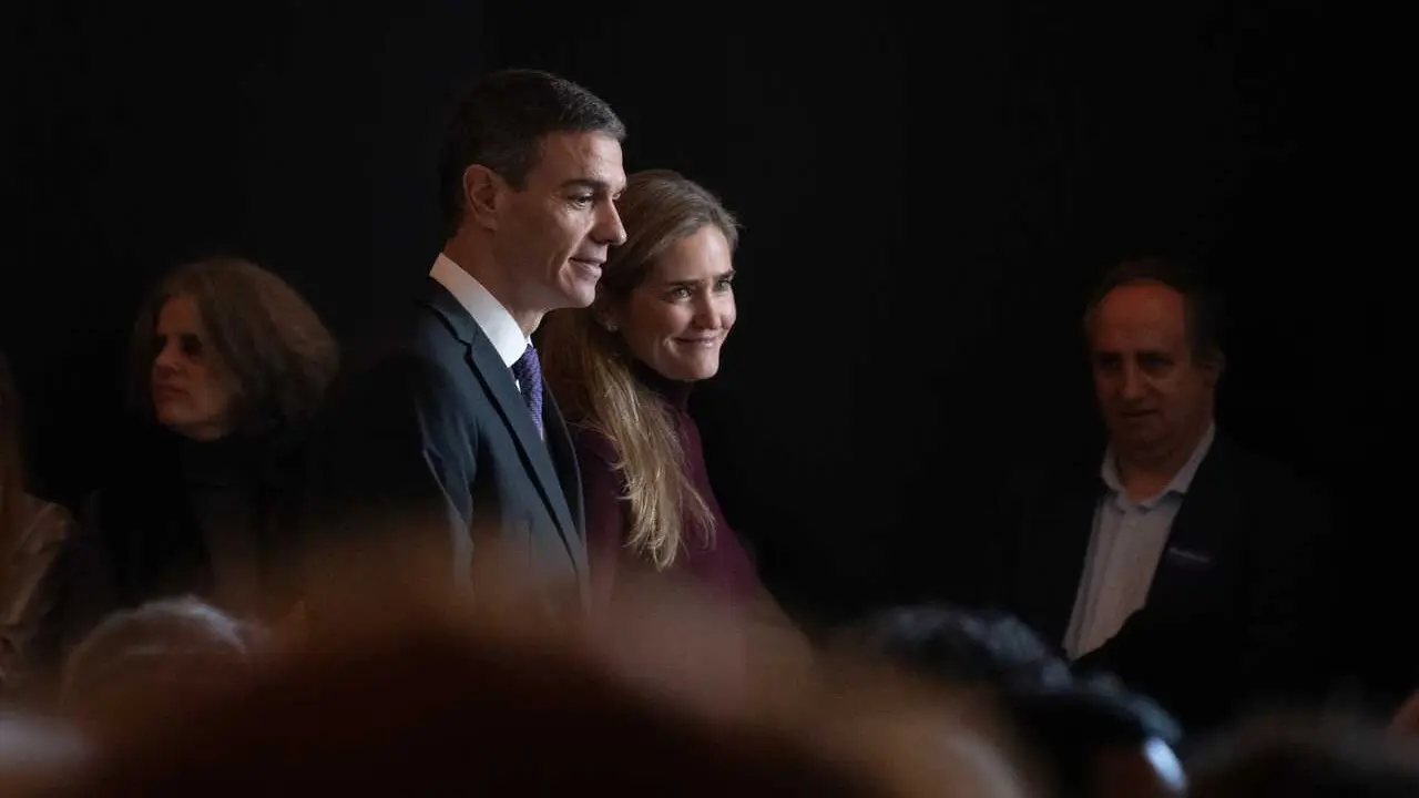 Archivo - El presidente del Gobierno, Pedro S&aacute;nchez, y la vicepresidenta tercera y ministra para la Transici&oacute;n Ecol&oacute;gica, Sara Aagesen, en el acto de 'Avanzando en el Pacto de Estado frente a la Emergencia Clim&aacute;tica', a 17 de diciembre de 2025, en Madrid 