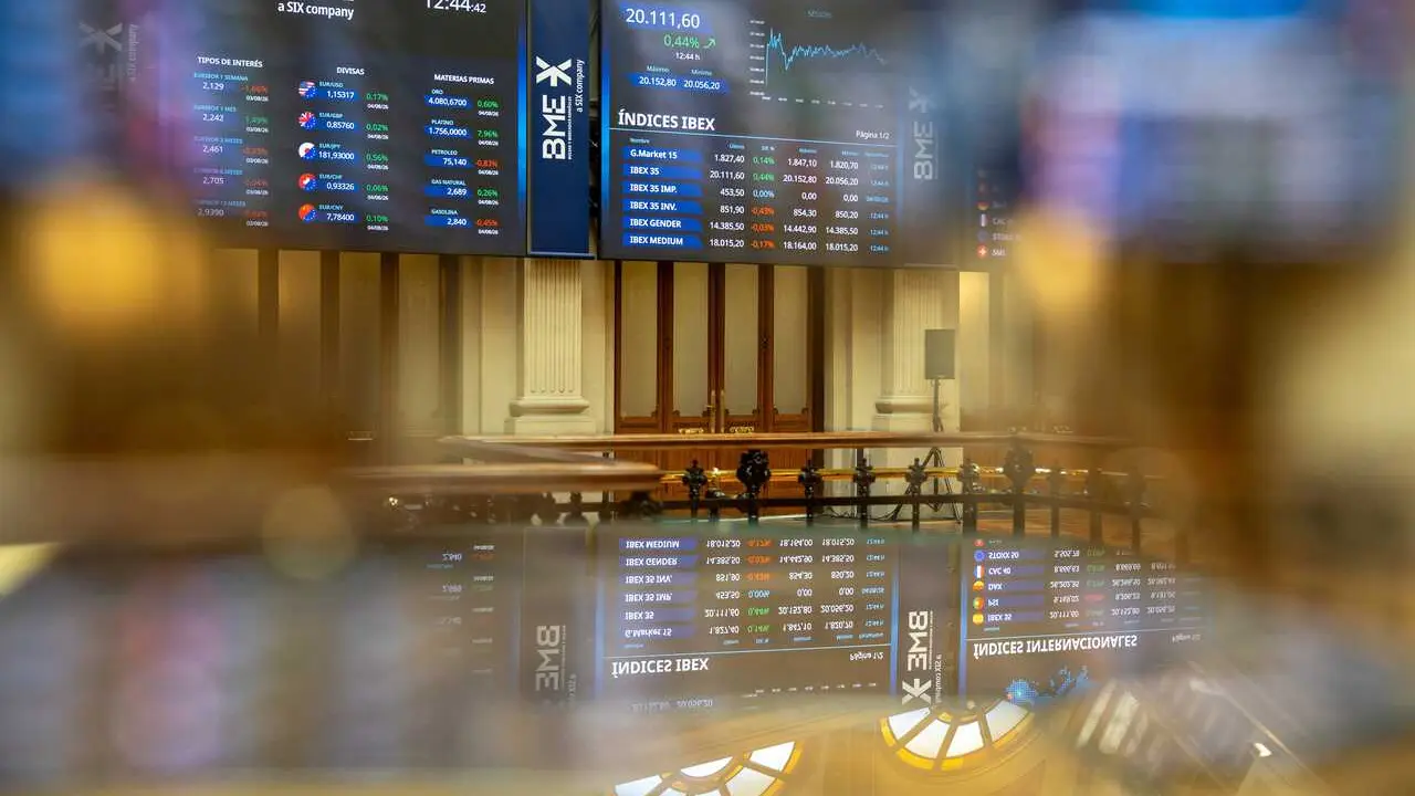 Pantalla con datos del Ibex en el Palacio de la Bolsa de Madrid, a 5 de agosto de 2026, en Madrid (Espa&ntilde;a). 