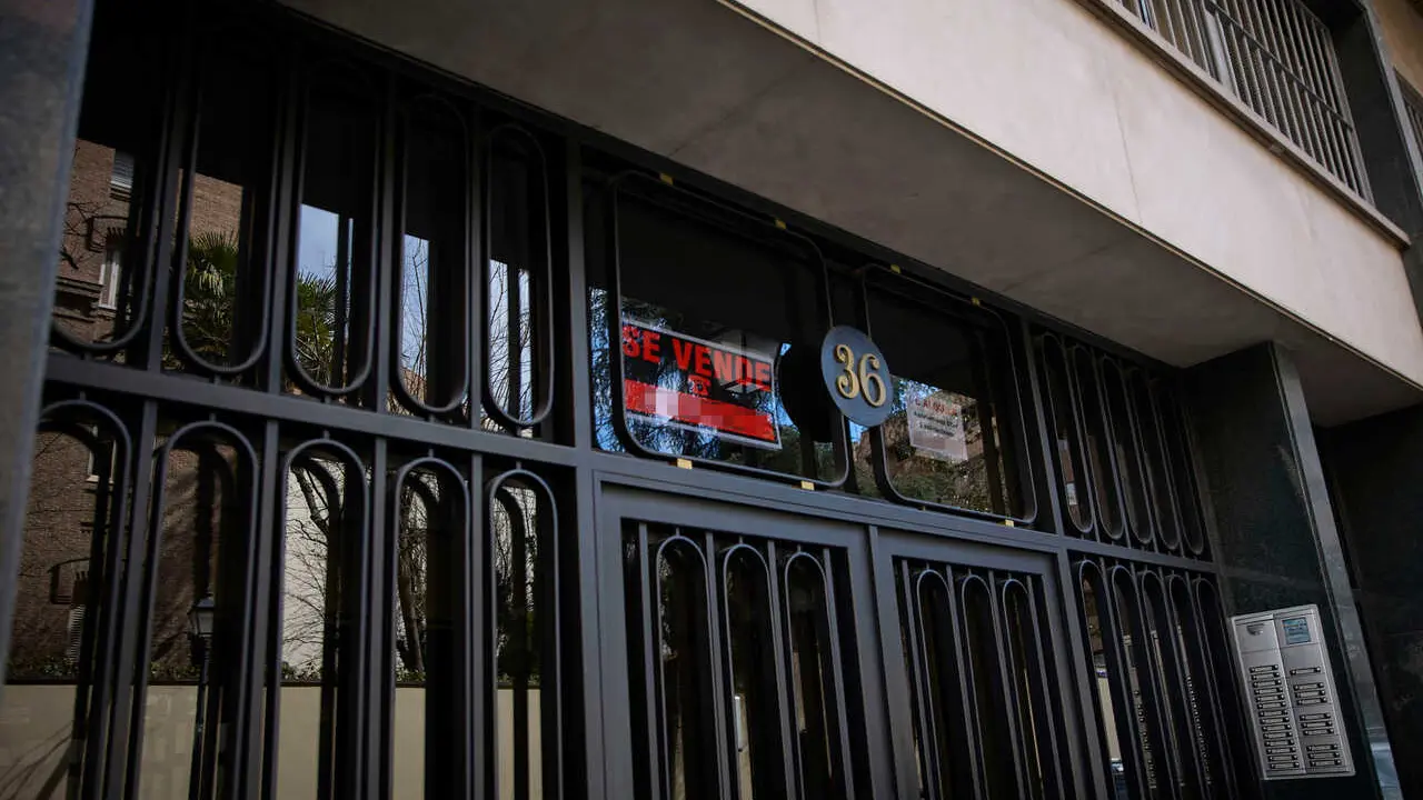 Archivo - Carteles de venta de pisos de segunda mano en un portal
