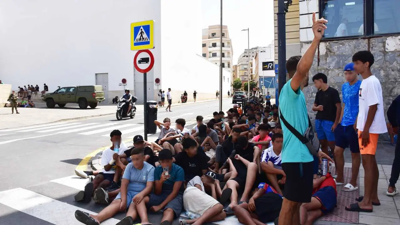 Un grupo de menores espera para ser filiado en una comisar&iacute;a de la Polic&iacute;a Nacional, a 10 de agosto de 2026, en Ceuta (Espa&ntilde;a). 