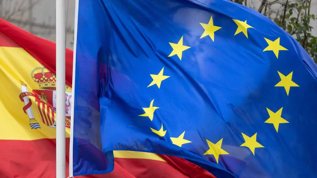 Archivo - La bandera de Espa&ntilde;a y de la Uni&oacute;n Europea ondean en la Sede de la SEPI, a 7 de febrero de 2025, en Madrid (Espa&ntilde;a). 