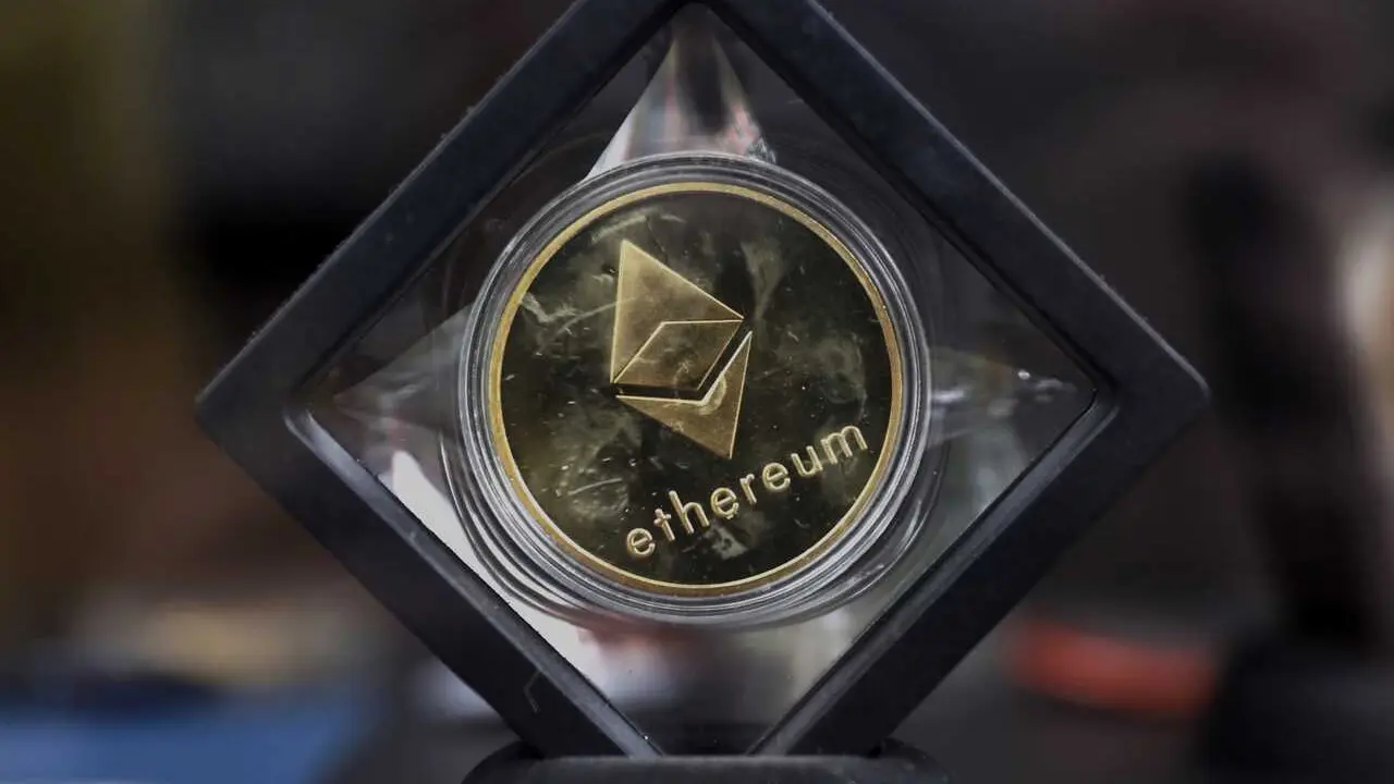 Archivo - Una criptomoneda de ethereum, a 14 de septiembre de 2022, en Madrid (Espa&ntilde;a). Ethereum ha adelantado su fusi&oacute;n, y con ella cambiar&aacute; su protocolo a &lsquo;proof of stake&rsquo;, una actualizaci&oacute;n llamada &lsquo;Ethereum Merge'. Esta actualizaci&oacute;n permite que la cr