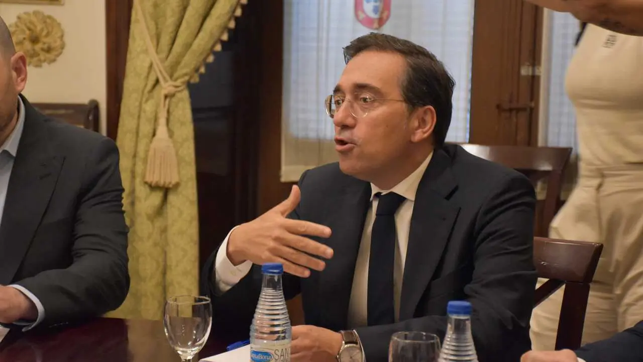 El ministro de Asuntos Exteriores, Uni&oacute;n Europea y Cooperaci&oacute;n, Jos&eacute; Manuel Albares, se re&uacute;ne con el presidente de la Ciudad Aut&oacute;noma de Ceuta, Juan Jes&uacute;s Vivas.