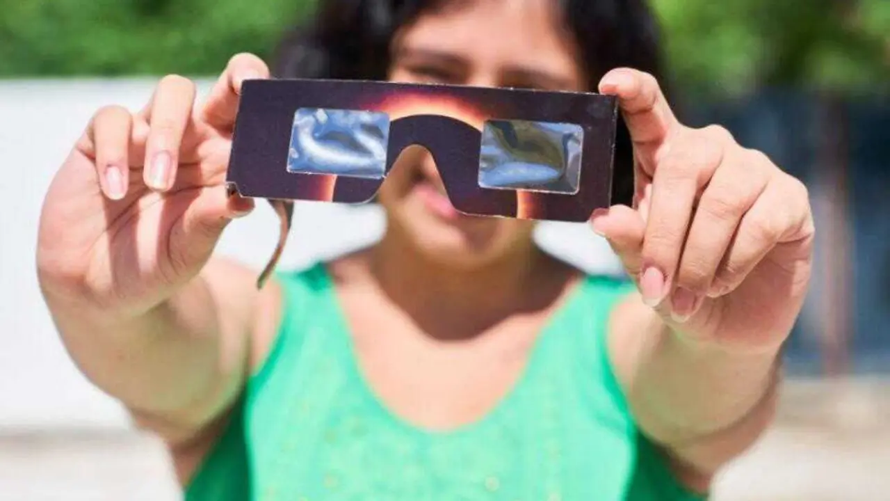 Mujer con gafas para el eclipse del 12 de agosto