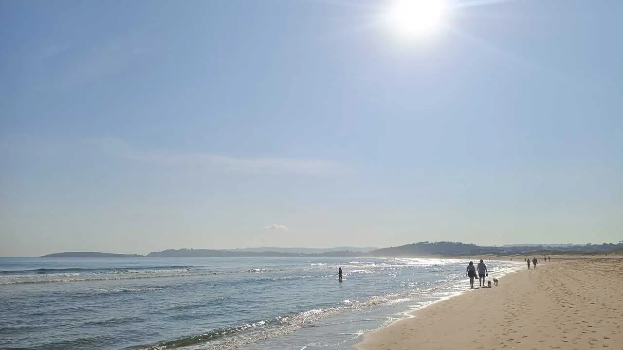 Playa de somo. Sol. Calor. Verano. Arena. Mar. Vacaciones. Turismo de costa.