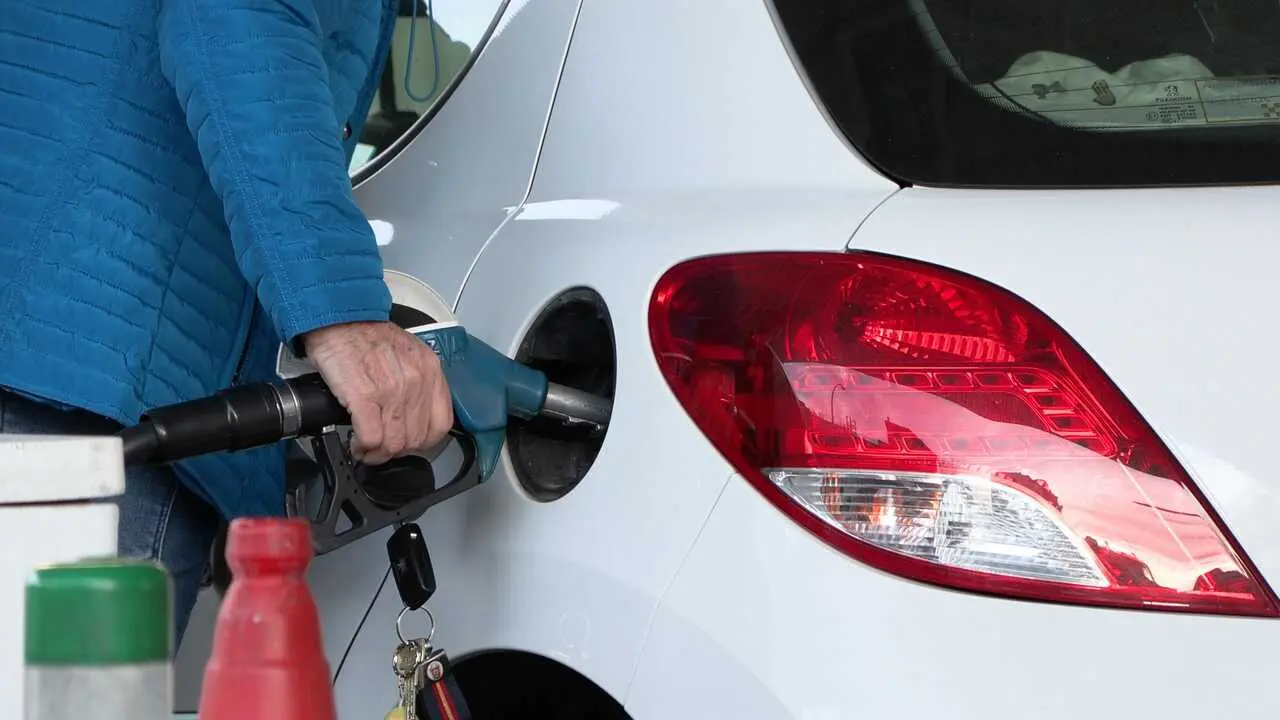Archivo - Un hombre llenando el dep&oacute;sito de su coche en una gasolinera