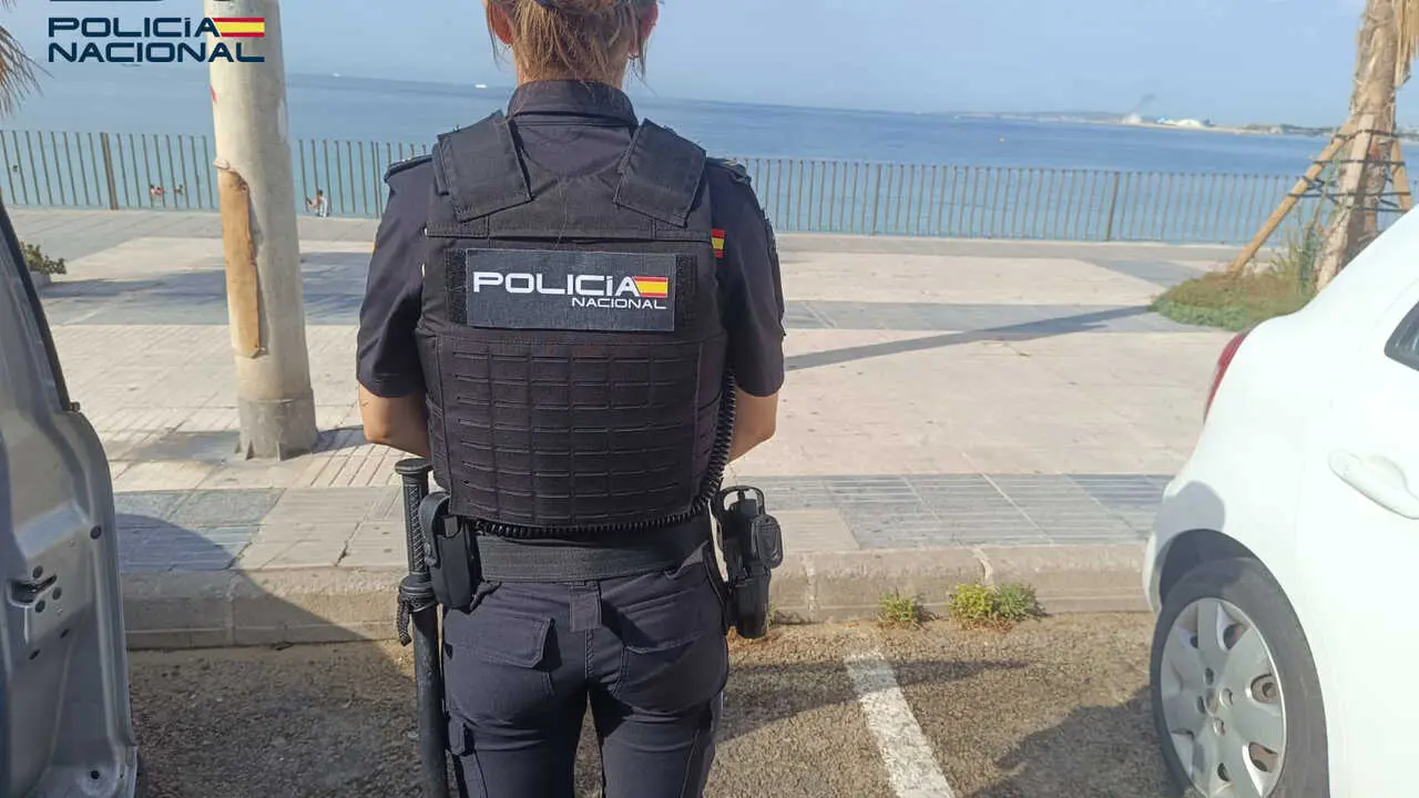 
<p>Habr&aacute; un dispositivo espec&iacute;fico para evitar el vuelo no autorizado de drones o aeronaves no tripuladas</p>
<p>   MADRID, 12 (EUROPA PRESS)</p>
<p>   La Polic&iacute;a Nacional va a desplegar unos 9.400 agentes para garantizar la seguridad de los asistentes al eclipse solar que tendr&aacute; lugar este mi&eacute;rcoles, en un dispositivo organizado bajo la coordinaci&oacute;n y direcci&oacute;n de la Comisar&iacute;a General de Seguridad Ciudadana.</p>
<p>   Seg&uacute;n han informado a trav&eacute;s de una nota de prensa, cada Jefatura Superior ha elaborado un dispositivo propio adaptado a sus caracter&iacute;sticas territoriales y a sus necesidades espec&iacute;ficas para evitar que la singular afluencia de visitantes y observadores derive en incidentes que puedan afectar a la seguridad p&uacute;blica.</p>
<p>    As&iacute;, los agentes se encargar&aacute;n de vigilar los principales puntos de observaci&oacute;n, evitar la saturaci&oacute;n o el colapso en los accesos a los miradores o zonas elevadas as&iacute; como el bloqueo de v&iacute;as de emergencia.</p>
<p>    Adem&aacute;s se priorizar&aacute; la presencia en aquellas zonas o lugares donde se prev&eacute; una afluencia relevante de visitantes como &aacute;reas de estacionamiento o nodos de transporte.</p>
<p>    Los diferentes dispositivos establecidos estar&aacute;n conformados, principalmente, por agentes de seguridad ciudadana especializados en el mantenimiento del orden p&uacute;blico, y que contar&aacute;n con el apoyo de otras especialidades policiales.</p>
<p> EVITAR DESPLAZAMIENTOS INNECESARIOS</p>
<p>   Asimismo, se desplegar&aacute; un dispositivo espec&iacute;fico por parte de la Unidad A&eacute;rea de la Polic&iacute;a Nacional para evitar el vuelo no autorizado de drones o aeronaves no tripuladas.</p>
<p>    Todas estas tareas se desarrollar&aacute;n en coordinaci&oacute;n con Protecci&oacute;n Civil, servicios de emergencias, polic&iacute;as locales y el resto de organismos implicados.</p>
<p>    Desde la Polic&iacute;a Nacional se aconseja planificar los desplazamientos con suficiente antelaci&oacute;n, consultar las p&aacute;ginas oficiales con los puntos de observaci&oacute;n preferente y las zonas de exclusi&oacute;n, evitar desplazamientos innecesarios y seguir en todo momento las indicaciones de los agentes y de los servicios de emergencia.</p>
      