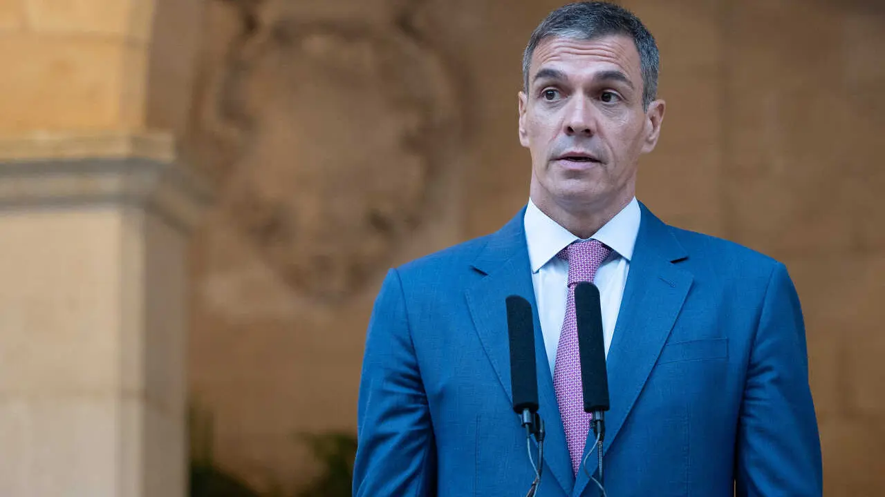 El presidente del Gobierno, Pedro S&aacute;nchez, comparece ante los medios de comunicaci&oacute;n tras su despacho con el Rey Felipe VI, en el Palacio Real de la Almudaina, a 29 de julio de 2026, en Palma de Mallorca, Baleares (Espa&ntilde;a).
