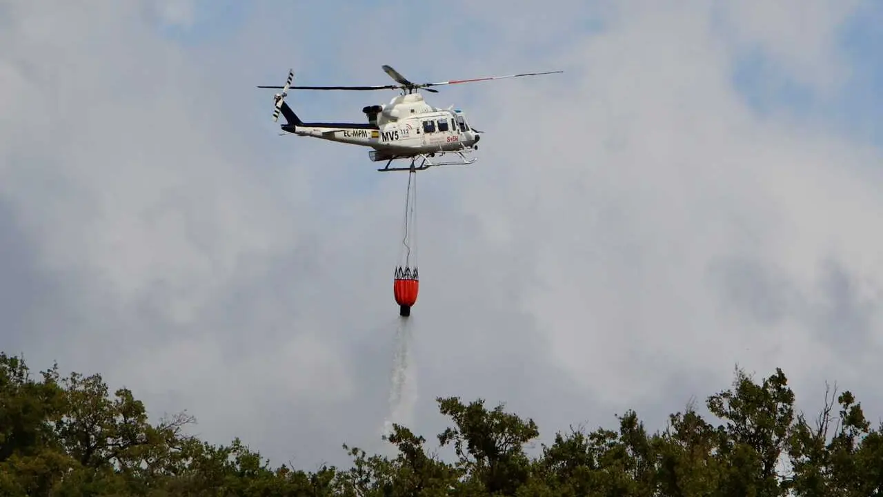 Un helic&oacute;ptero trabaja en las labores de extinci&oacute;n, a 10 de agosto de 2026, en Castell&oacute;n, Comunidad Valenciana (Espa&ntilde;a). 